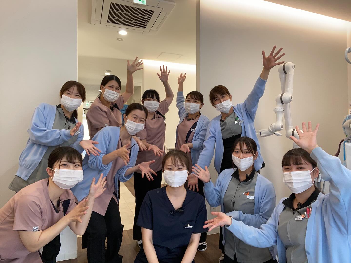 ㊗️この度新しく歯科医師の先生が当院に入社してくださいました!!
お名前は竹永先生です☺️
言葉遣いが丁寧で、落ち着いた優しい雰囲気の先生です。
地域の皆様に信頼していただける医院づくりをスタッフ一同で一層進めてまいります🦷💪🏼