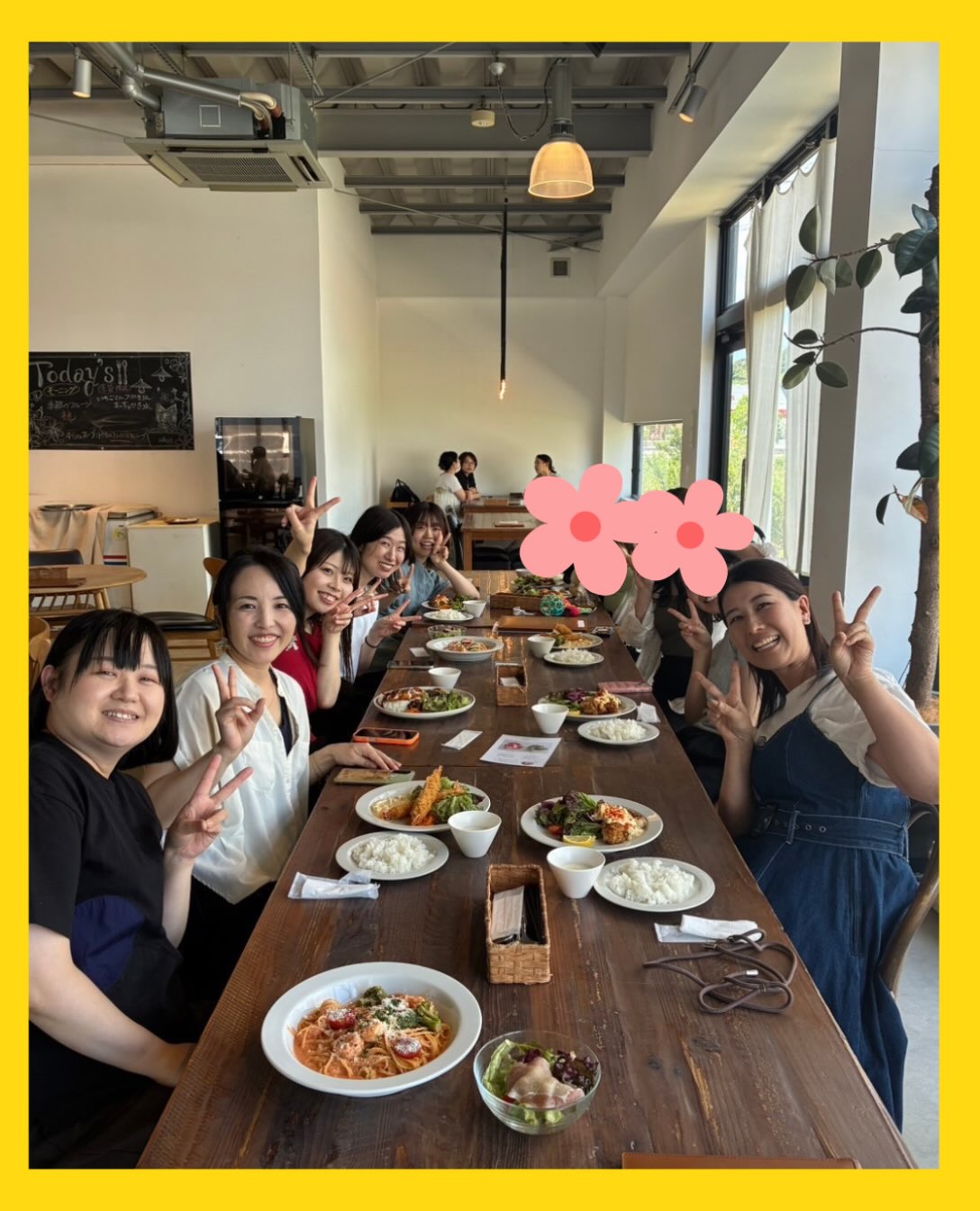 お盆ランチ🍴

お盆休みに、あま歯科スタッフと、退職されたスタッフやそのお子さんたちも集まってランチ会をしました😊✨

近況報告をしたり、懐かしい話で盛り上がったり…♡
久しぶりに会っても、あっという間にいつもの雰囲気に戻れるのがあま歯科らしいところ☺️

休日にもこうして集まれるくらい仲良しな、あま歯科ファミリー🫶
やっぱり、あま歯科って最高です♡

#あま歯科クリニック #島根歯医者  #松江歯医者